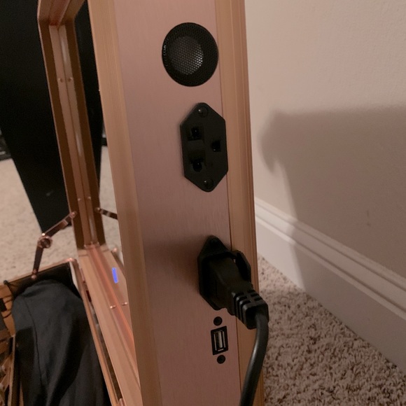 COPY - Large rolling makeup train studio. Has Bluetooth speakers dimmable light… - Picture 12 of 15